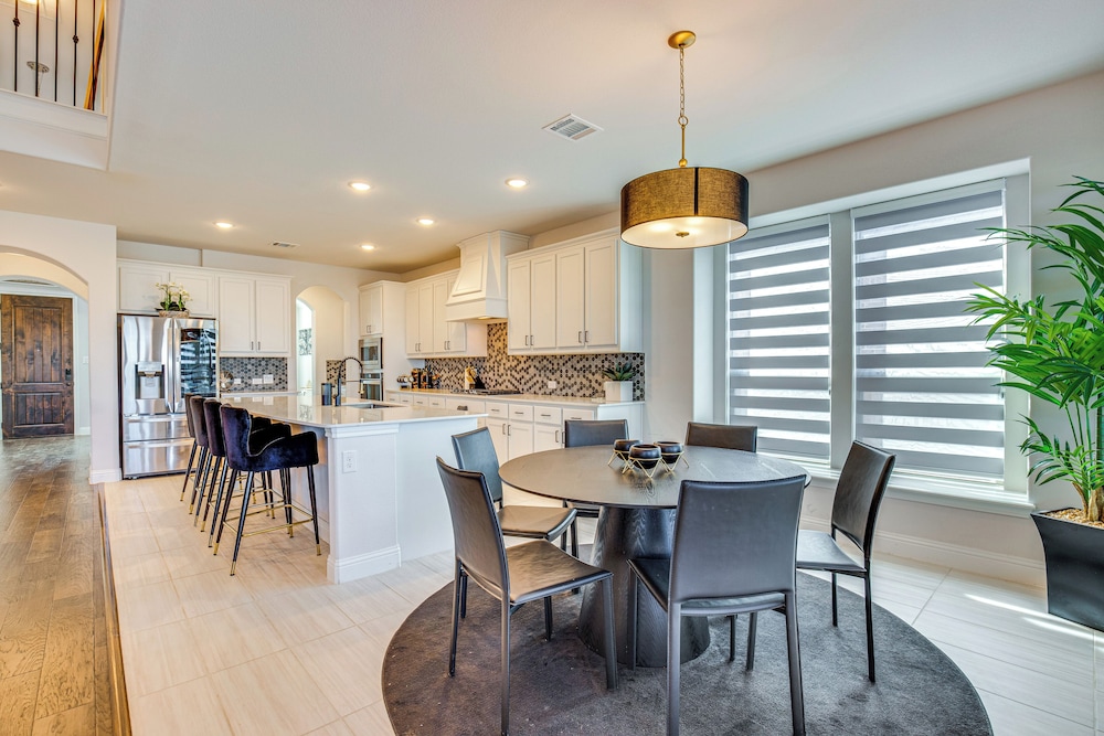 6 Mi to Lake Lewisville: Chic Retreat in Frisco!