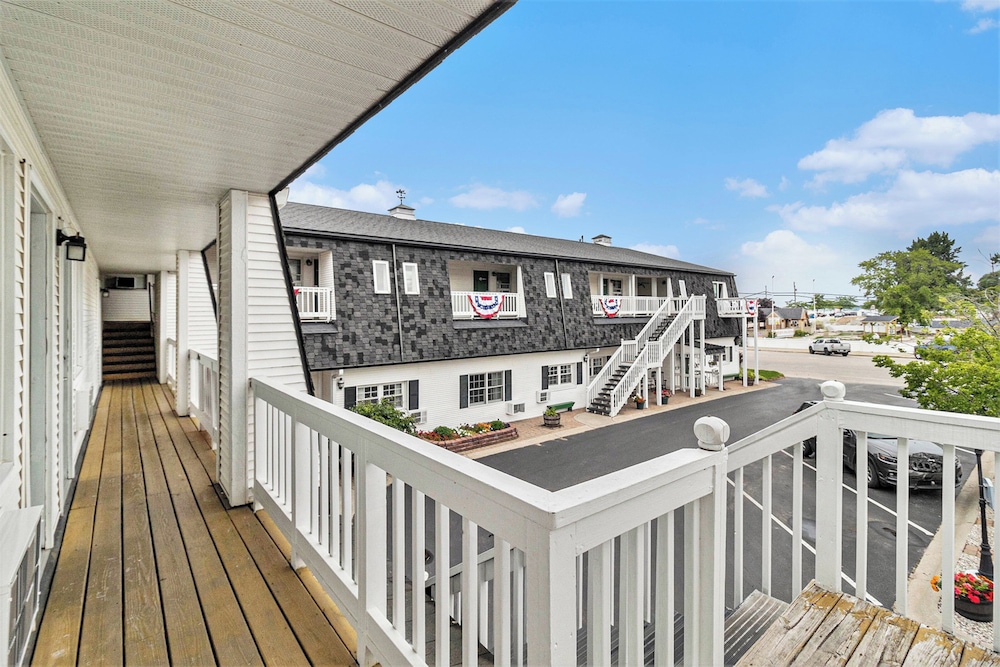 Snyder's Shoreline Inn