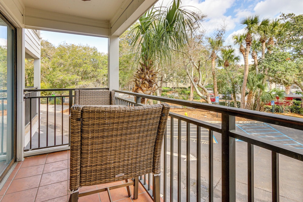 Walk to Coligny Beach Park: Condo w/ Pool Access!