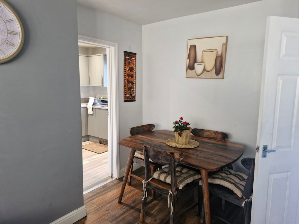 Beautiful Wythenshawe Home Near Airport With Garden & Parking Sleeps 5