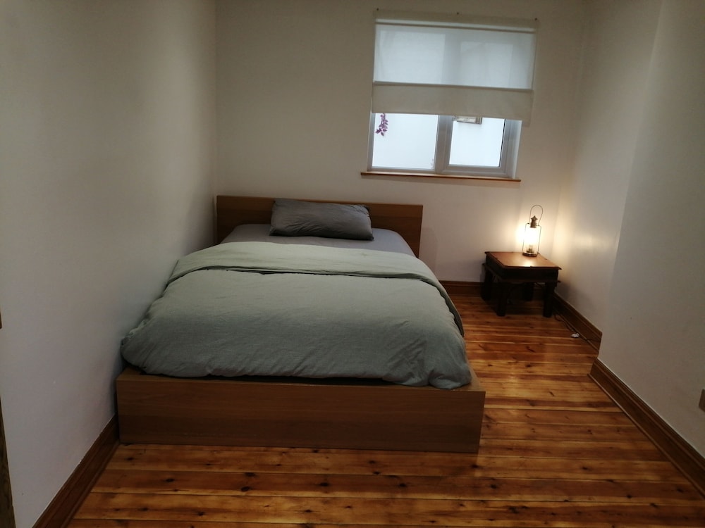 4 Bed House - Sleeps 10 - Pets - Parking - Wifi view 2