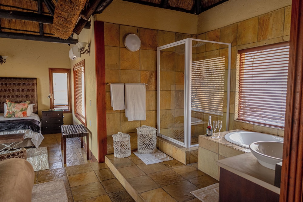 Room in Guest Room - Serene Retreat in Bracondale Mountain Views & Private Oasis
