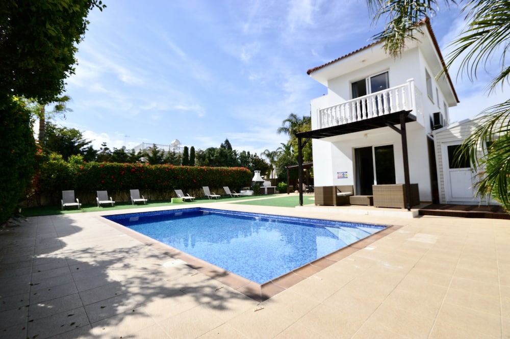 Villa Sleeps 8 With Private Pool