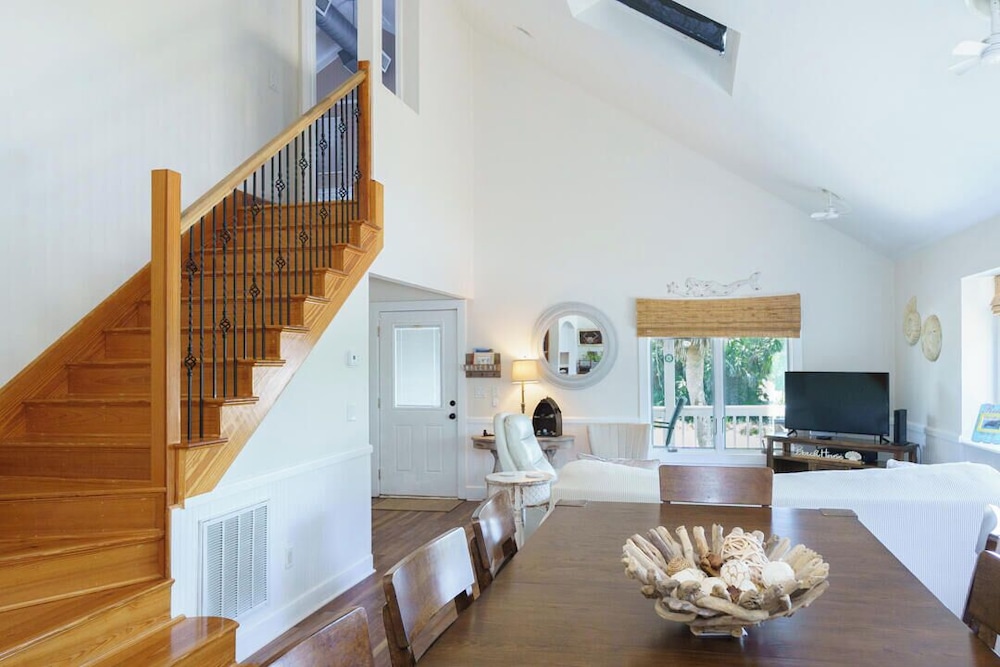 Charming 3-bed, 2-bath Home With Wonderful Views of the Golf Course