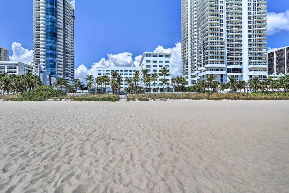 Oceanfront Miami Beach Studio w/ Beach Access view 2