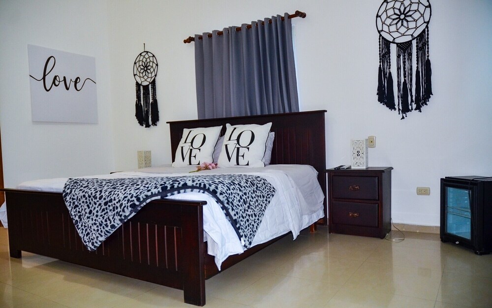 2 Minutes Walk to Beach Huge 3 bdrm Condo with Pool