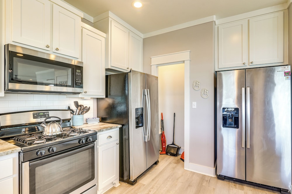 Walk to Coast: Crystal Beach Gem w/ Deck & Views