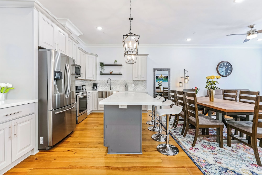 Stunning 4 BR Condo + Pool - Near St. Charles