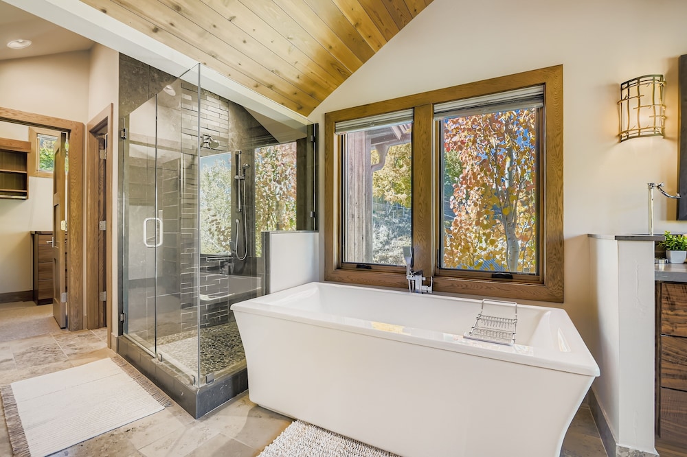 King Road Luxury Lodge, Private Hottub, Game Room, Media Room 45 4 Bedroom Home