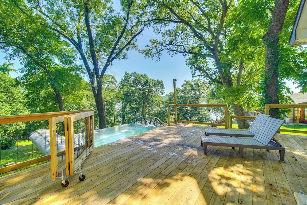 Waterfront Hot Tub - Luxe Home on Grand Lake!