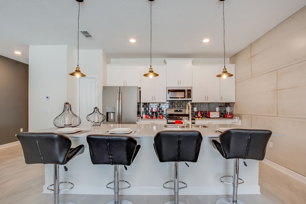 4 Bedroom Town Home with Pool - Image 4