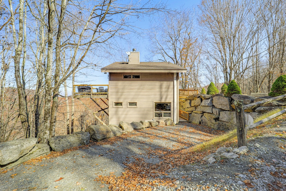 Deck, Fire Pit & Game Room: Beech Mountain Retreat