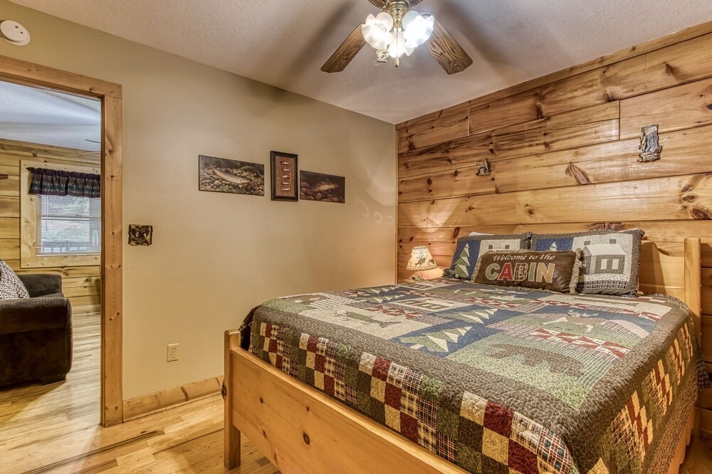 Er203 Living the Dream 4 Bedroom Cabin Close to Town by RedAwning view 2