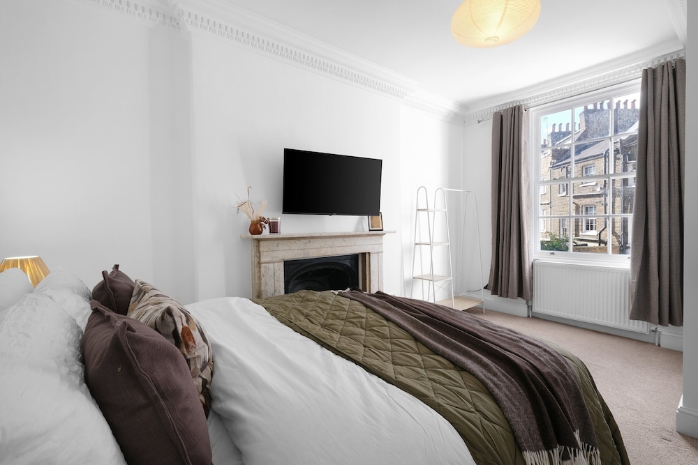 Luxury 3BR 2BA with Hot Tub and Garden
