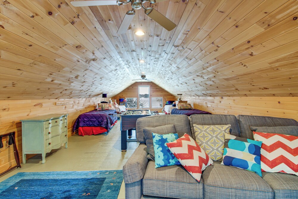 Dock & Foosball: Esquagama Lake Family Cabin