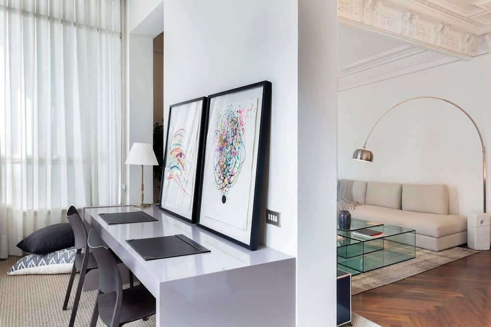 Artist Modernist 3-br Gem Next to Paseo de Gracia