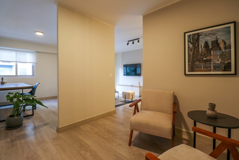 w Breathtaking 2BR With Balcony in Miraflores