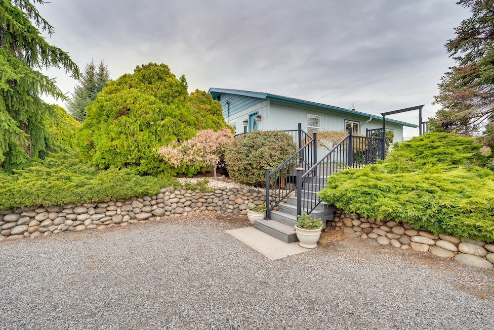 East Wenatchee Home w/ Yard & Hot Tub!