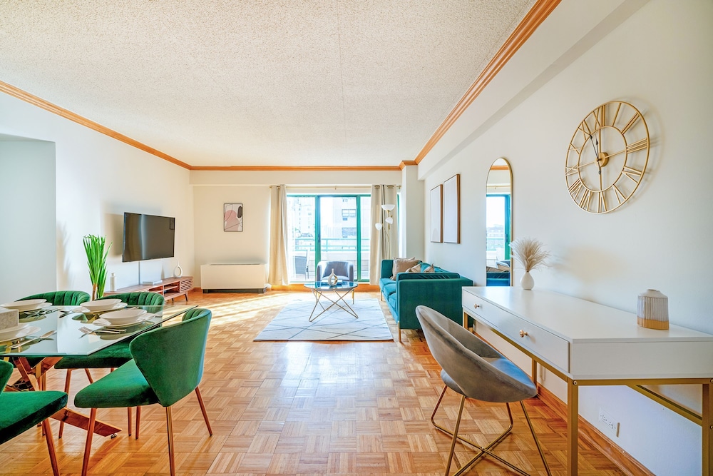 Contemporary 2 Bed 2 Bath Apt Bright and Sunny