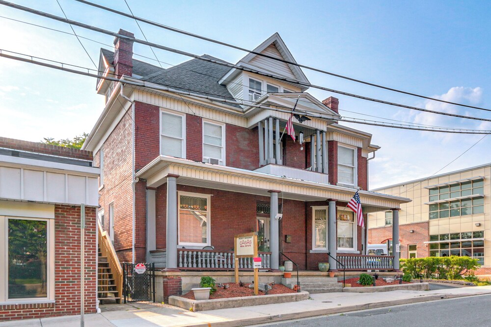1 Mi to Dtwn Cumberland: Historic Apt w/ Patio!
