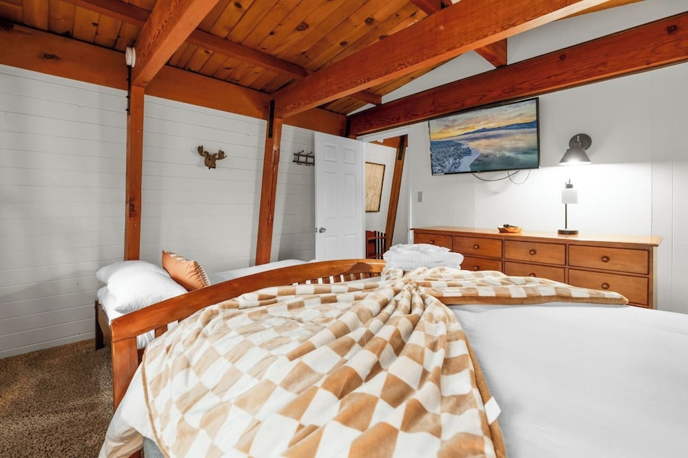 Moonridge Manor Cozy Retreat with Hottub