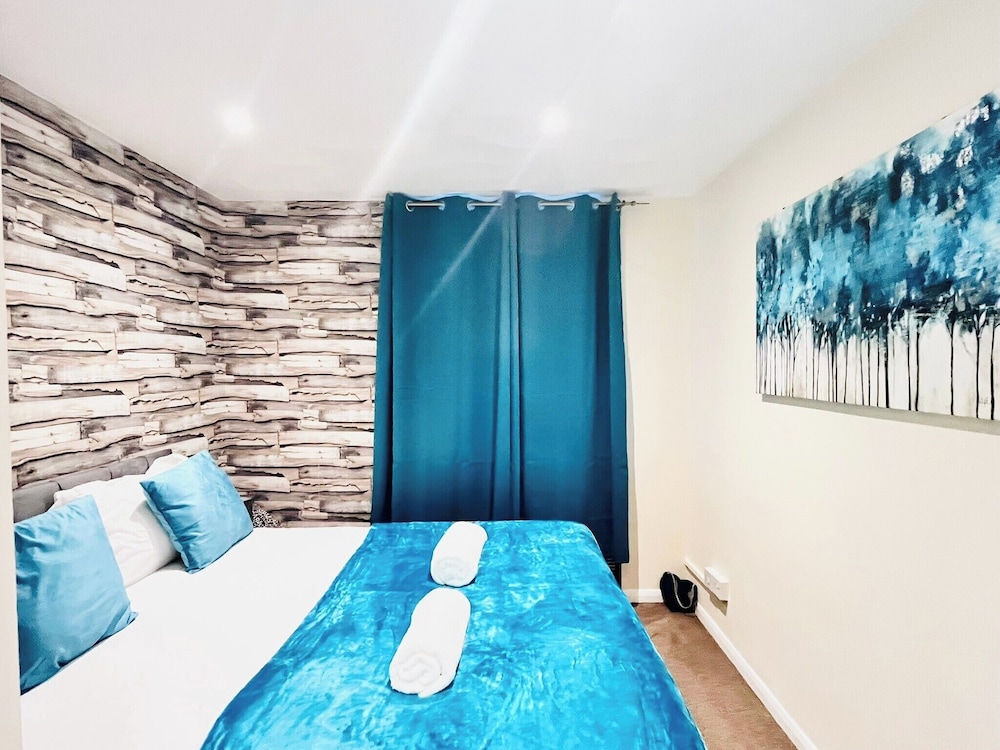 House - Sleeps 10 - Parking - Garden