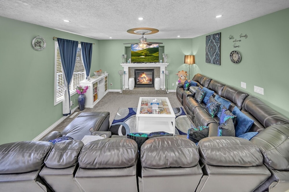 48A Luxury Lake Home w Massage Meditation Gym A C