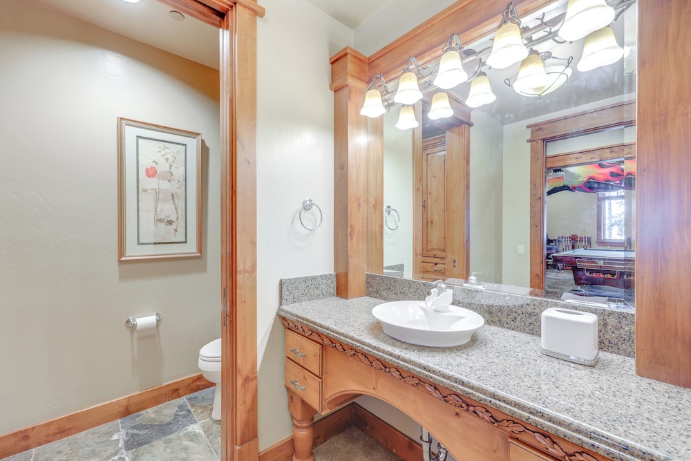 Hot Tub + Views: Luxe Mountain Escape in Yucaipa
