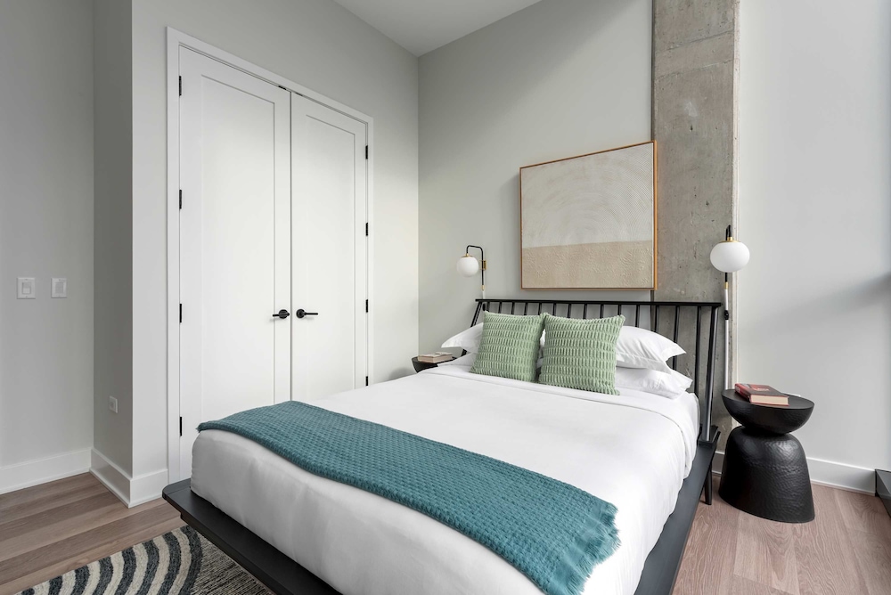 Penthouse Near Fulton Market 3BR Luxury