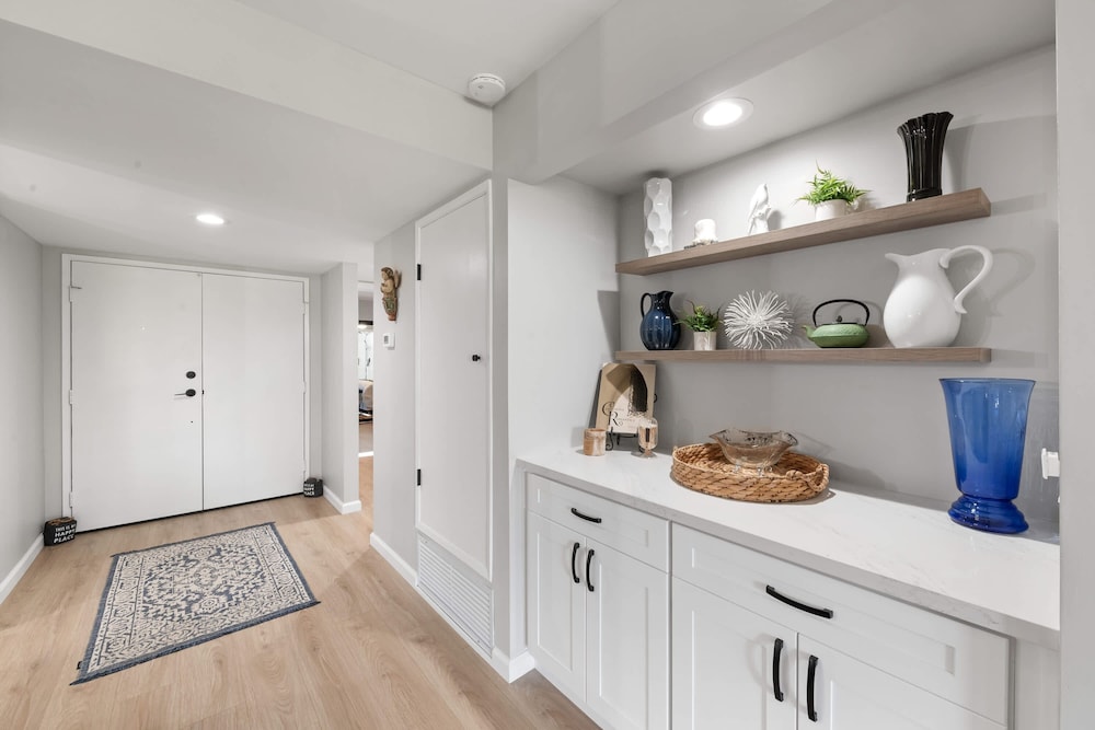 Designer Seville Condo w Golf Mountain Views