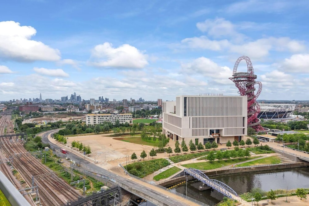 Penthouse 2-bed Apartment in The Heart Of E15