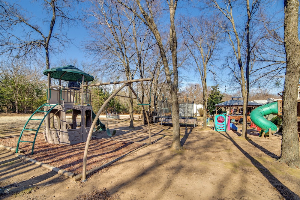 Families Welcome! Home w/ Playground in Kingston