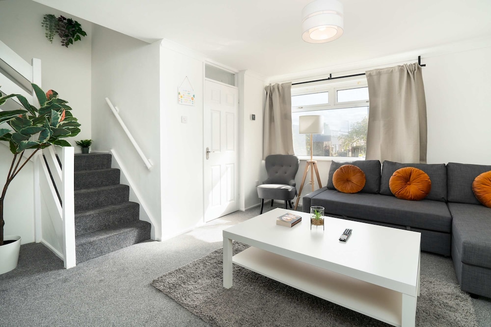 Spacious - 3 Bed - Free Parking