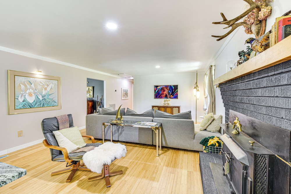 5 Mi to Lake Keowee: Stylish Salem Home w/ Yard!
