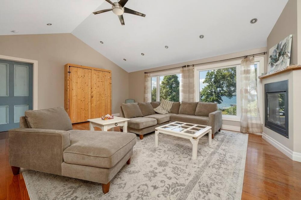 County Lakehouse - The Perfect Spot in PEC