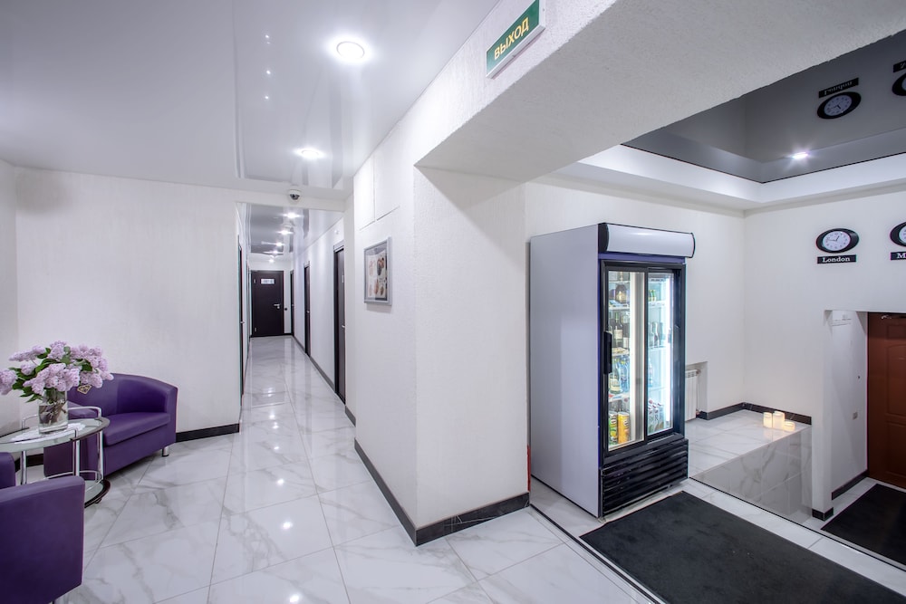 Alex Hotel on Muzhestva