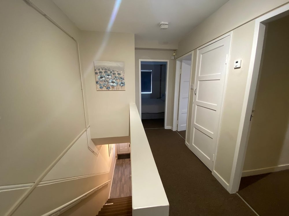 Lovely 2-bed Apartment in Solihull view 3