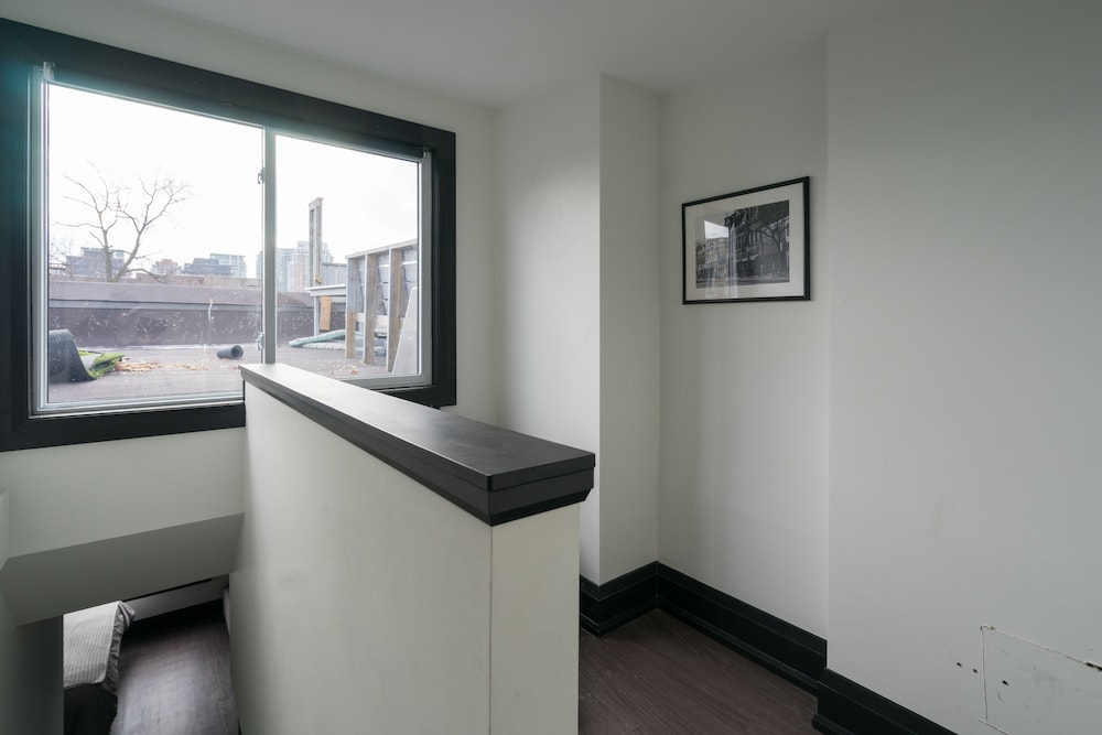 Applewood Suites - Queen West Studio photo 4