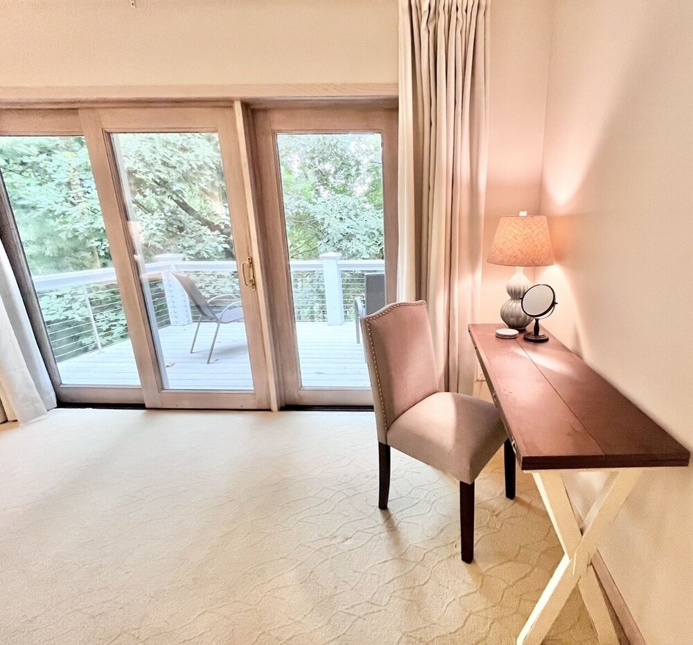 Spacious 4 BDR Home in Desirable Abbey Springs! view 3