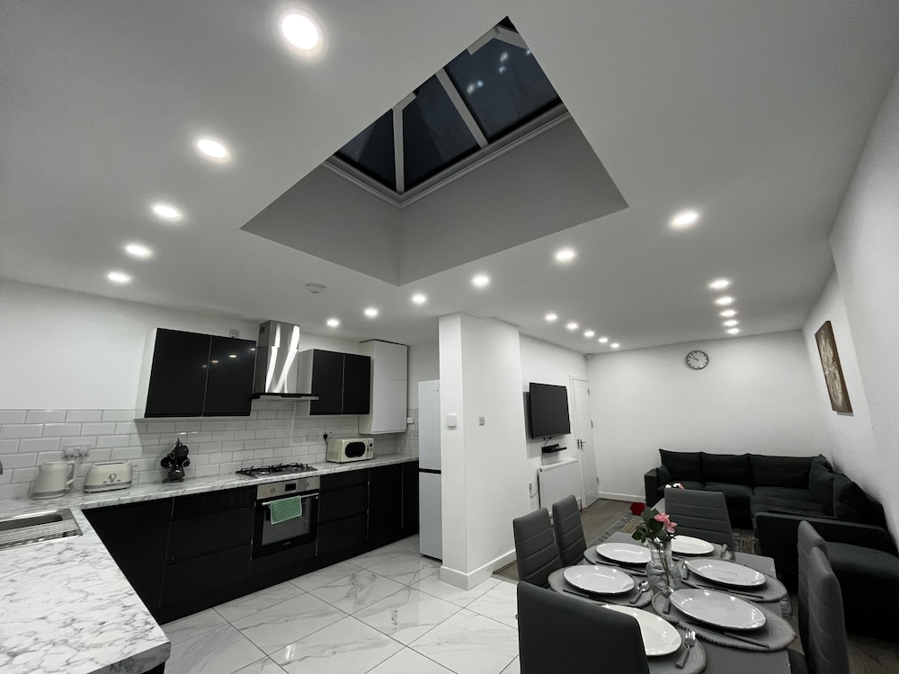 Spacious 4 Bed Home - Sleeps 7, Garden & Parking