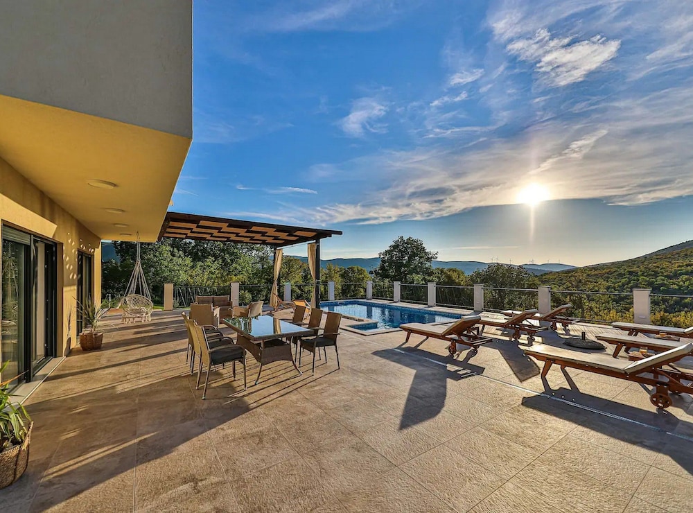 Luxurious Sanctuary Villa Primorski Dolac With Pool