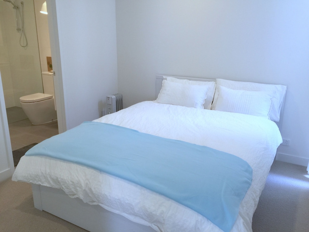 Brand New Stunning Home with Garden - Image 4