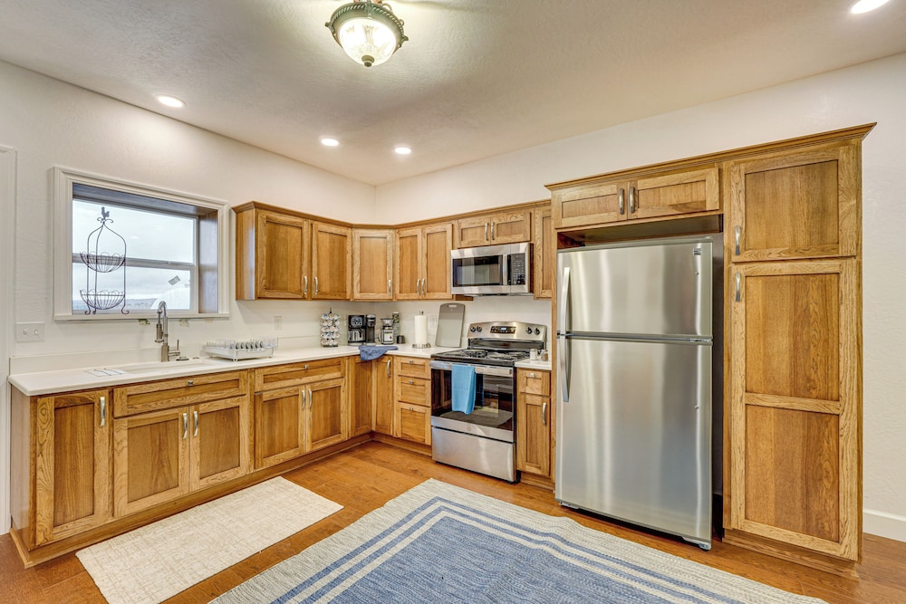 Walking Trail On-site: Tranquil Klamath Falls Apt!