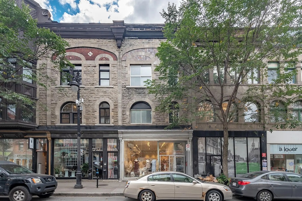 Unique Stays - 3658 Boul. Saint-Laurent - Image 1