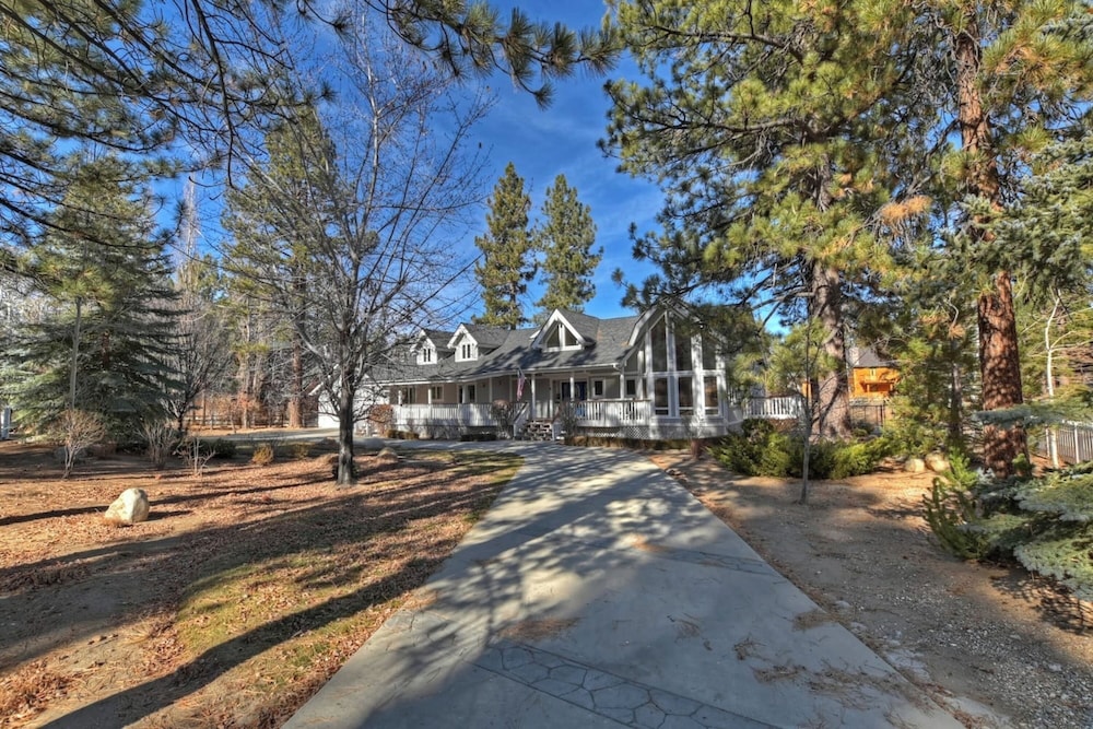 Lakefront Estate with Views and Hot tub