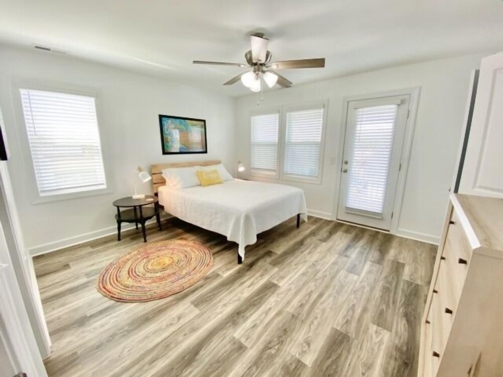 Hale Makai - Relaxing Family Vacation Just A Block From The Beach! Amazing Sunrise And Sunset Views From Four Decks! 3 Bedroom Townhouse by Redawning view 5