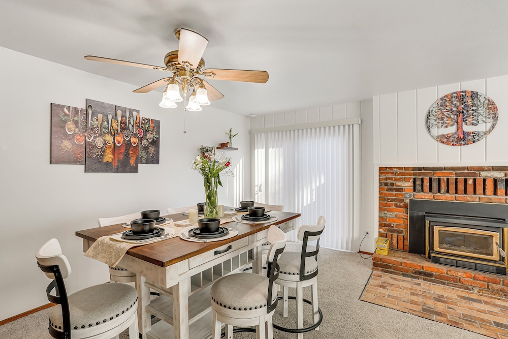 11 Mi to Burney Falls: Charming Home w/ Fireplace