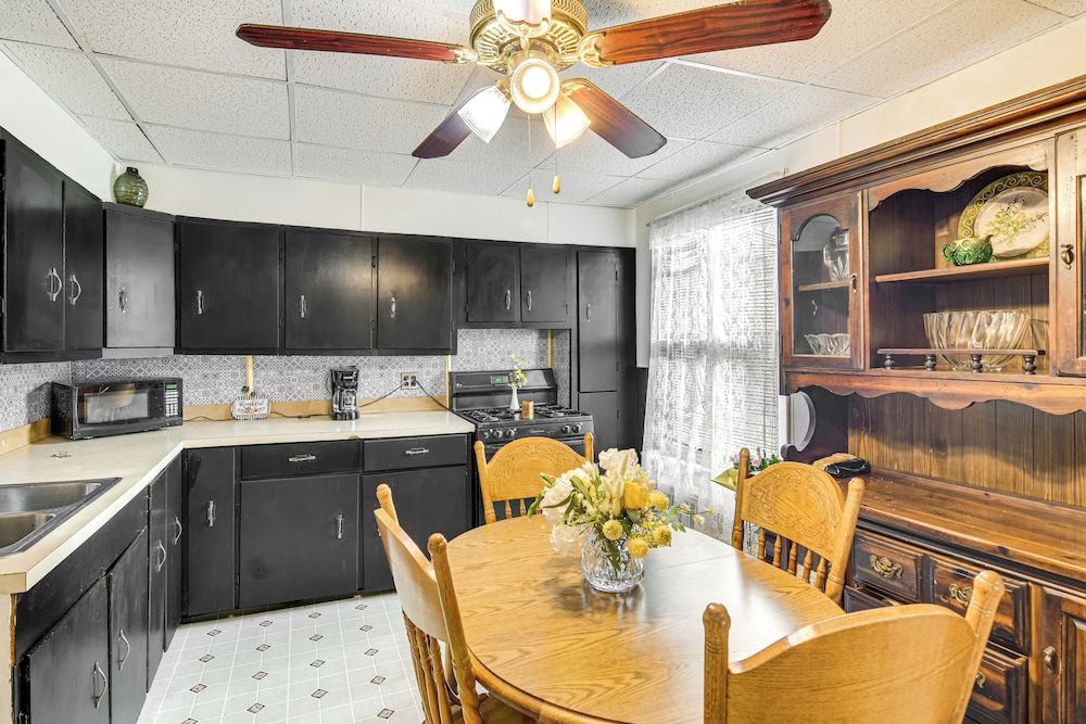 Bethlehem Home w/ Patio & Amazing Sunset Views!