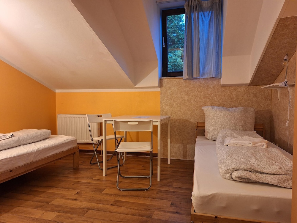 2-Rent Group Hostel Rooms AUB162