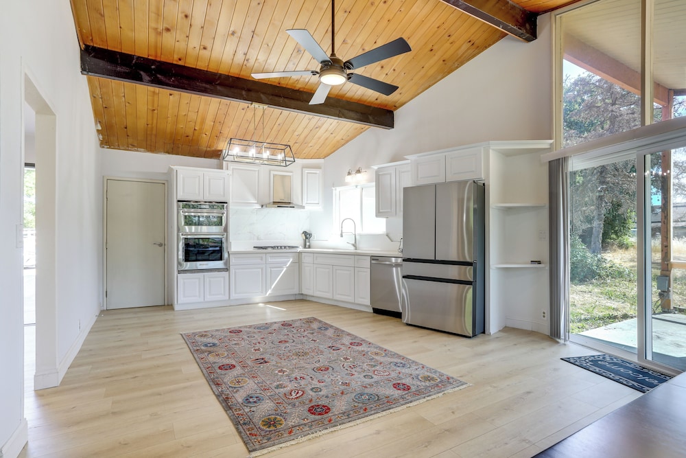 4 Mi to Folsom Lake: Modern Home w/ Patio!